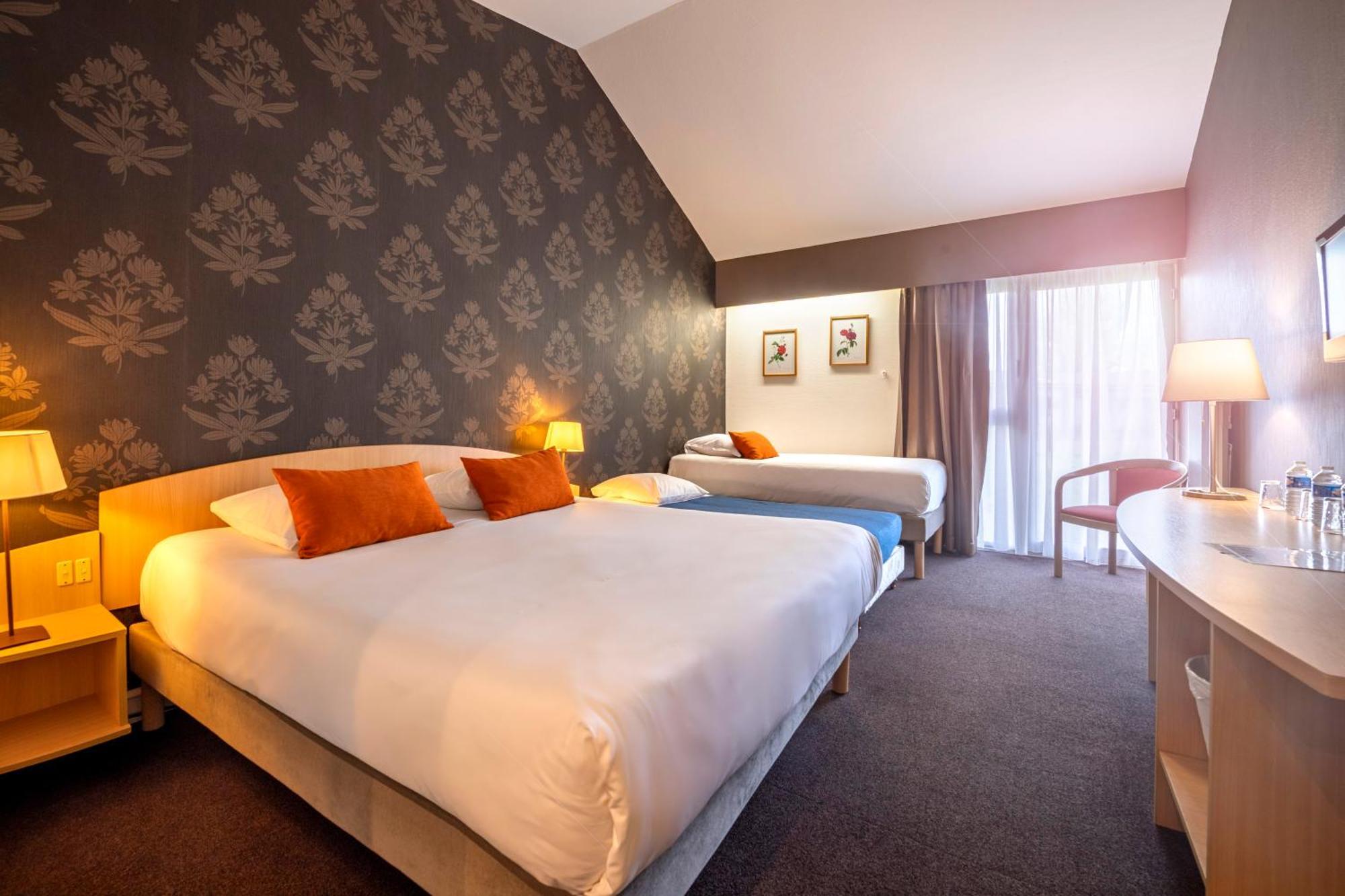Le Relais Fleuri, Hotel Et Restaurant Logis - Avallon Sauvigny-le-Bois Bagian luar foto