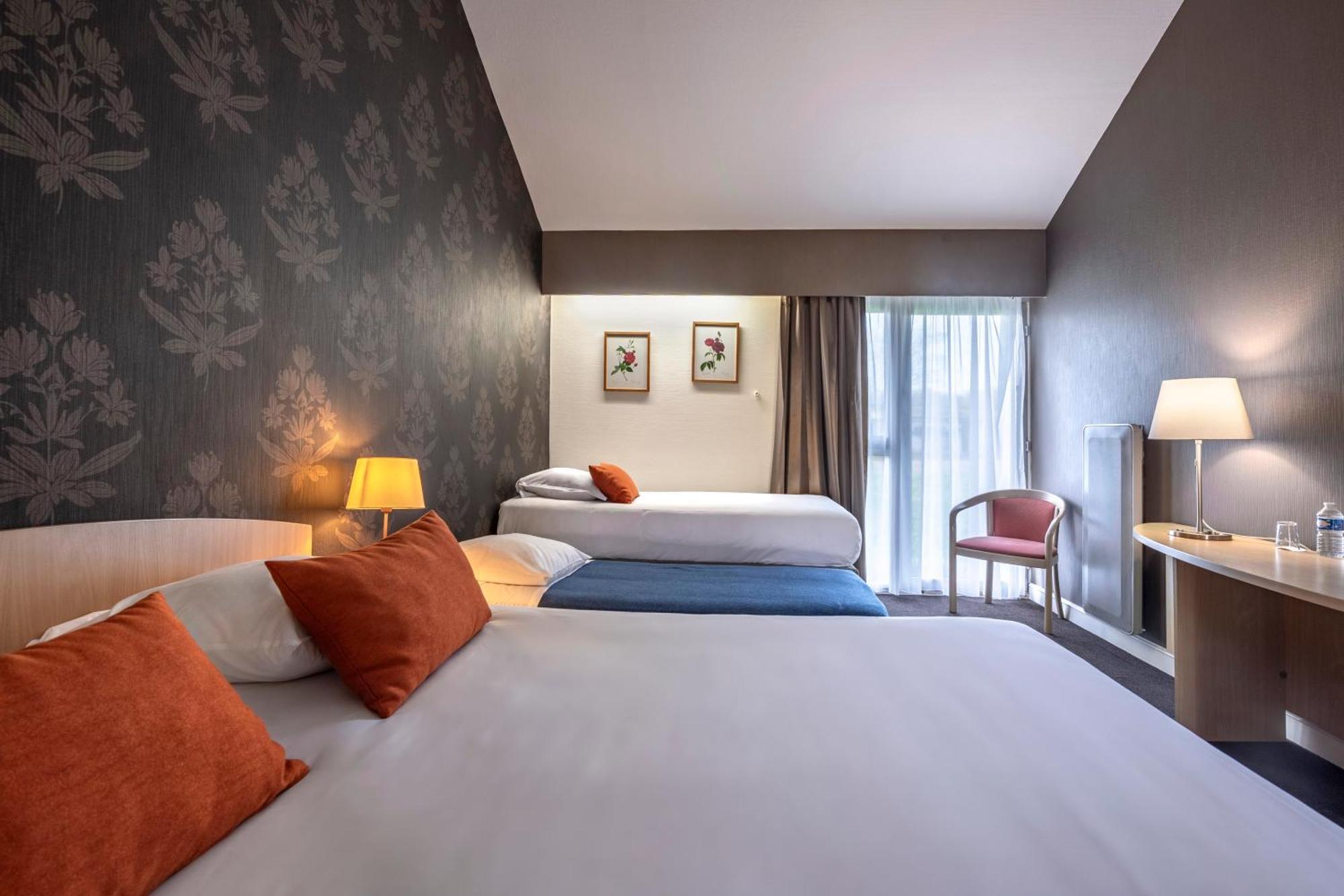 Le Relais Fleuri, Hotel Et Restaurant Logis - Avallon Sauvigny-le-Bois Bagian luar foto
