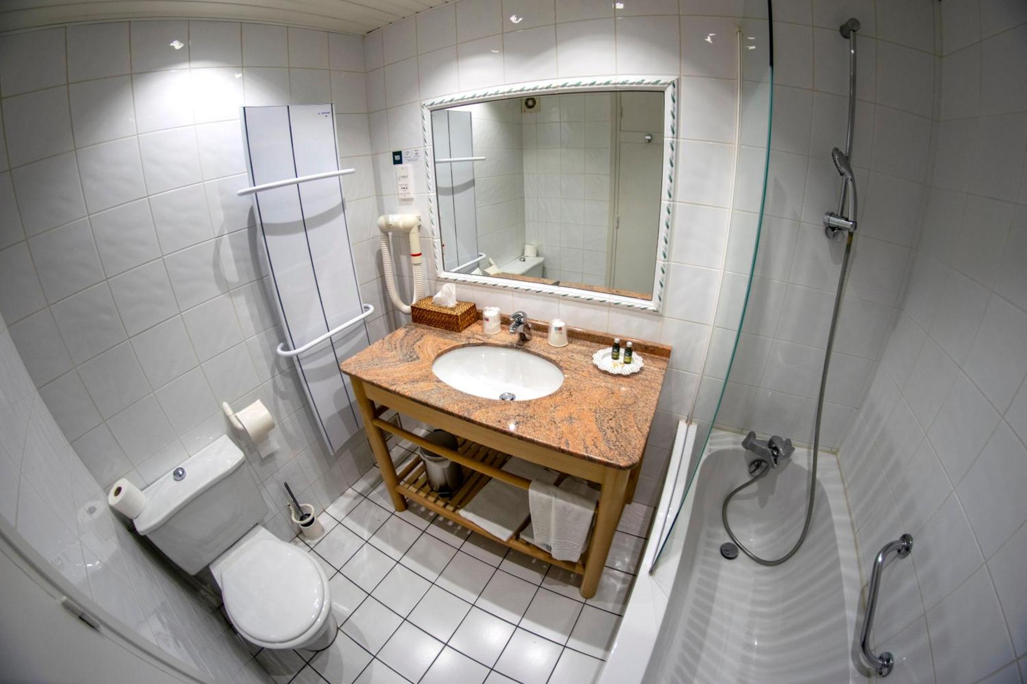Le Relais Fleuri, Hotel Et Restaurant Logis - Avallon Sauvigny-le-Bois Bagian luar foto